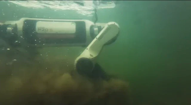 A DEEP Robotics Lynx M20S úgy kezeli a tavakat, mint a tócsákat