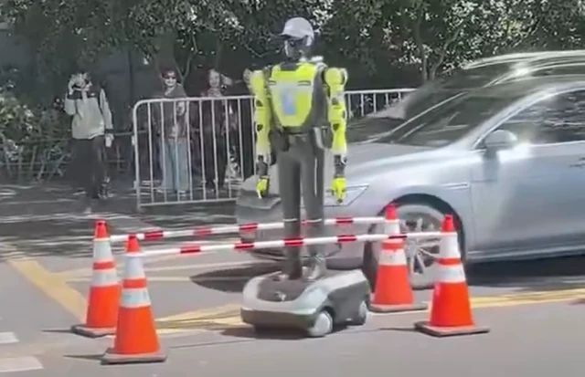 杭州が人型ロボット交通警察を導入、コーンの立場が危うい