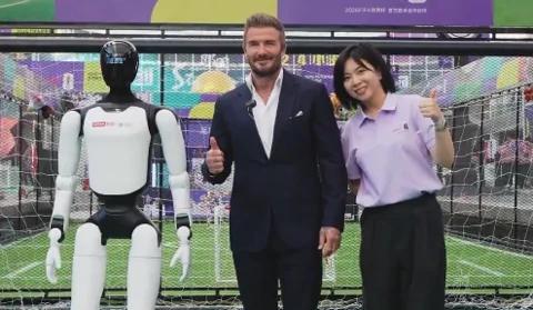 아기봇 A3 휴머노이드와 데이비드 베컴의 축구 대결