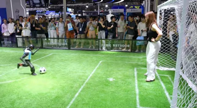 Booster RoboticsのヒューマノイドがWAIC 2026でシュートを決める
