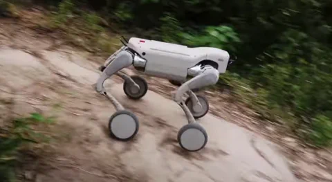 GENISOM L2 Robot Dog Hauls 150kg and Climbs 40° Slopes