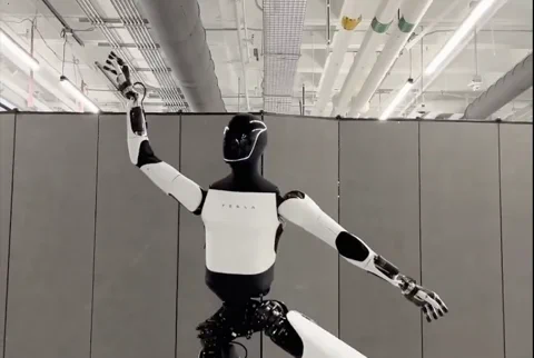 टेस्ला Optimus का नया अवतार: अब डांस फ्लोर पर मचा रहा है धूम!