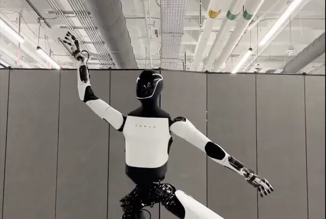 Robot Tesla Optimus předvádí působivé taneční pohyby v novém videu