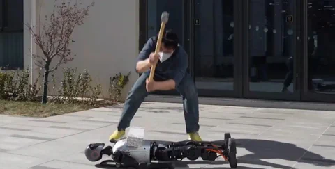 Booster T1: हार न मानने वाला रोबोट—पलक झपकते ही फिर खड़ा!