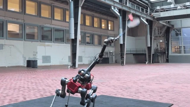 脚付きロボット、画期的な研究でバドミントンをマスター