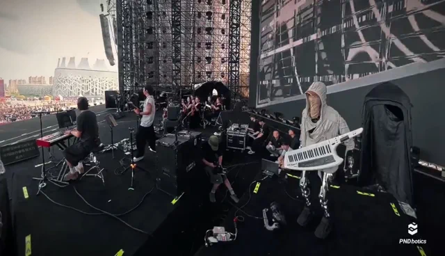 Le robot fait sensation à VOYAGEX : les débuts d'Adam au keytar