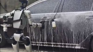 Humanoidní robot na mytí aut: Nákladná zábava nebo budoucí nutnost?