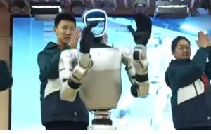 Unitree G1 Robot Toont Dansmoves met Studenten